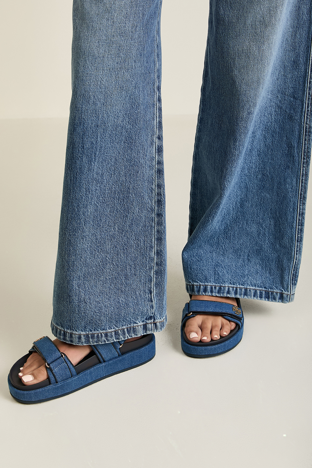 סנדלי קירה ספורט ג'ינס